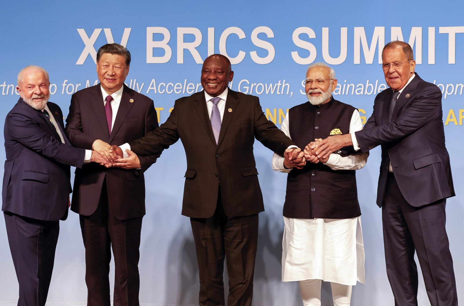 epa10815047 (L-R) President of Brazil Luiz Inacio Lula da Silva, President of China Xi Jinping, South African President Cyril Ramaphosa, Prime Minister of India Narendra Modi and Russia's Foreign Minister Sergei Lavrov pose for a BRICS family photo during the 2023 BRICS Summit at the Sandton Convention Centre in Johannesburg, South Africa, 23 August 2023. South Africa is hosting the 15th BRICS Summit, (Brazil, Russia, India, China and South Africa), as the group’s economies account for a quarter of global gross domestic product. Dozens of leaders of other countries in Africa, Asia and the Middle East are also attending the summit.  EPA/GIANLUIGI GUERCIA / POOL