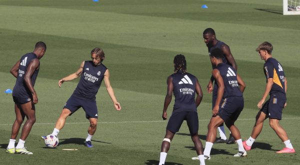 epa10817190 Real Madrid's Luka Modric attends a training session of the team in Madrid, Spain, 24 August 2023.  EPA/Fernando Alvarado