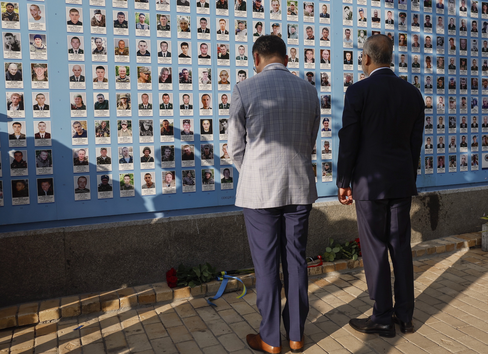 epa10820040 Ukrainian Foreign Minister Dmytro Kuleba and Turkish Foreign Minister Hakan Fidan visit the Memory Wall of Fallen Defenders of Ukraine, during Ukraine's Independence Day celebrations in Kyiv, Ukraine, 25 August 2023, amid Russia's attack on Ukraine.  EPA/GLEB GARANICH / POOL