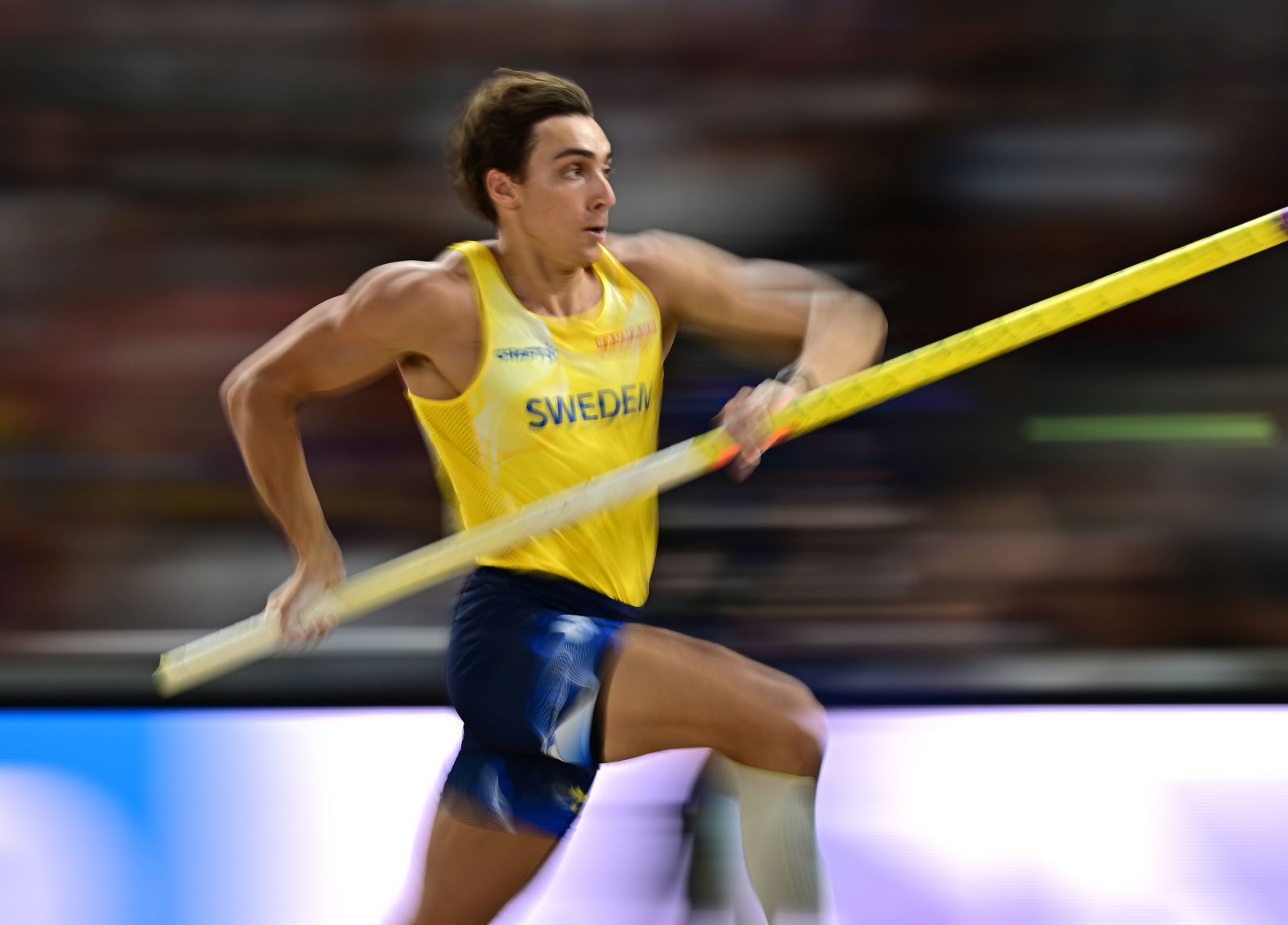 epa10822046 Armand Duplantis of Sweden in action during the Pole Vault Men final competition of the World Athletics Championships in Budapest, Hungary, 26 August 2023.  EPA/CHRISTIAN BRUNA
