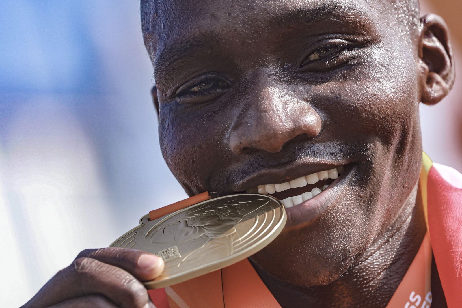 epa10822832 Victor Kiplangat of Uganda poses with the gold medal after he won the men's marathon run of the World Athletic Championships in the Heroes' Square in Budapest, Hungary, 27 August 2023.  EPA/Istvan Derencsenyi HUNGARY OUT