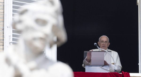 epa10823032 Pope Francis leads Sunday Angelus prayer from the window of his office overlooking Saint Peter’s Square, Vatican City, 27 August 2023.  EPA/MASSIMO PERCOSSI