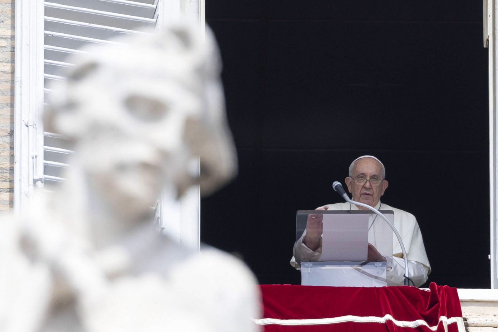 epa10823032 Pope Francis leads Sunday Angelus prayer from the window of his office overlooking Saint Peter’s Square, Vatican City, 27 August 2023.  EPA/MASSIMO PERCOSSI