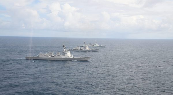 epa10826413 A handout photo made available by the South Korean Navy shows three Aegis-equipped destroyers, the Japan Maritime Self-Defense Force's JS Haguro (front), the US' USS Benfold (C) and South Korea's ROKS Yulgok Yi I, sailing in the international waters south of the southern island of Jeju, 29 August 2023, as South Korea, the US and Japan stage a trilateral missile defense exercise in response to North Korea's purported space rocket launch the week before.  EPA/SOUTH KOREAN NAVY/HANDOUT SOUTH KOREA OUT HANDOUT EDITORIAL USE ONLY/NO SALES