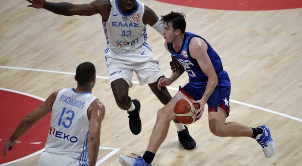epa10825470 Austin Reaves (R) of the USA in action against Thanasis Antetokounmpo (L) of Greece during the FIBA Basketball World Cup 2023 group stage match between USA and Greece in Manila, Philippines, 28 August 2023.  EPA/FRANCIS R. MALASIG