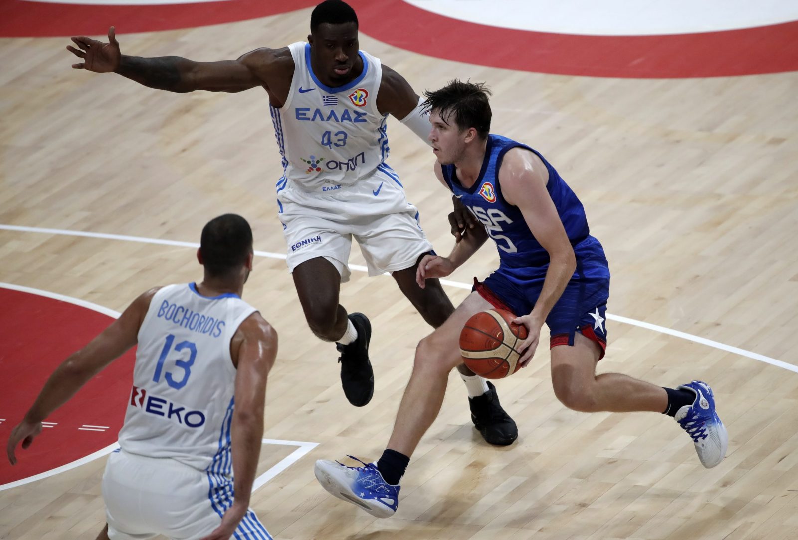 epa10825470 Austin Reaves (R) of the USA in action against Thanasis Antetokounmpo (L) of Greece during the FIBA Basketball World Cup 2023 group stage match between USA and Greece in Manila, Philippines, 28 August 2023.  EPA/FRANCIS R. MALASIG
