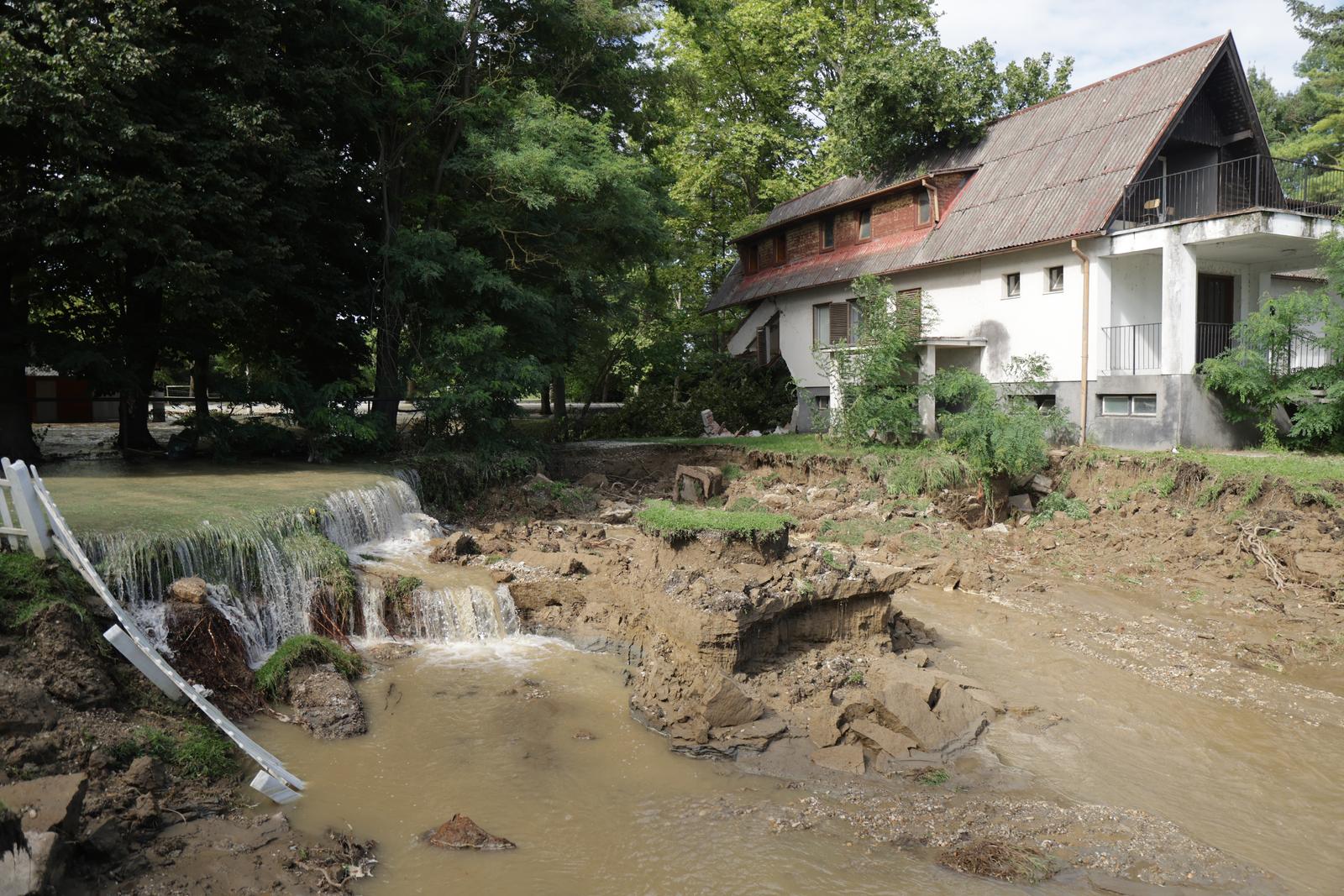 07.08.2023., Soderica- Jezero Soderica uslijed poplave potpuno je unisteno, dok se jedna kuca u blizini jezera urusava Photo: Luka Stanzl/PIXSELL