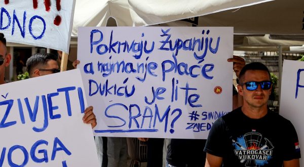 08.08.2023., Zadar  -  Zadarski vatrogasci prosvjedovali radi malih placa Photo: Sime Zelic/PIXSELL