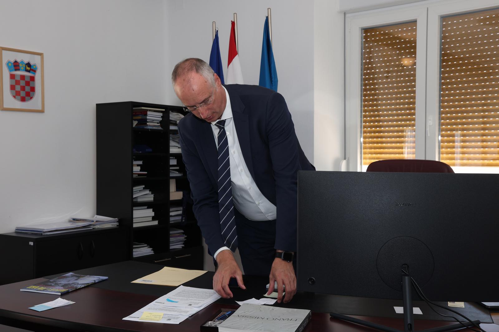 10.08.2023- Split- Gradonacelnik Grada Splita Ivica Puljak u svom uredu. Photo: Ivana Ivanovic/PIXSELL