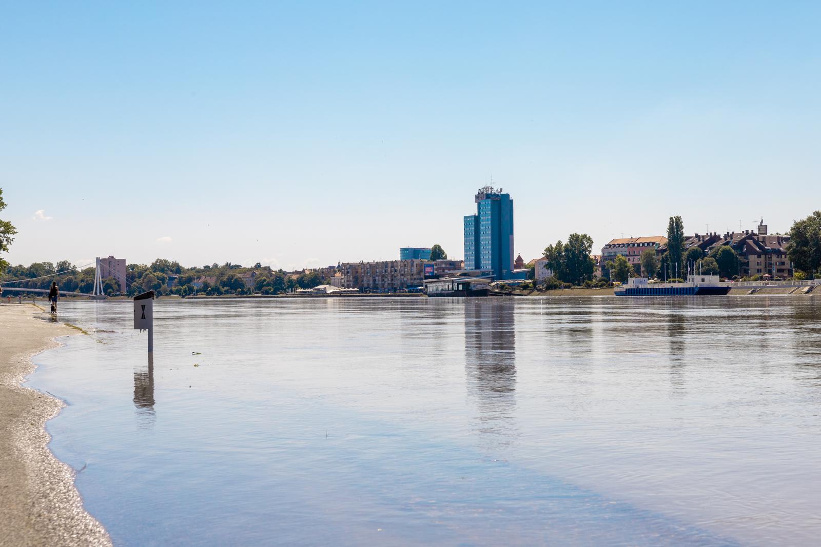 11.08.2023., Osijek -  Radi visokog vodostaja, Drava se pocela izlijevati kod zooloskog vrta u Osijeku. Photo: Borna Jaksic/PIXSELL