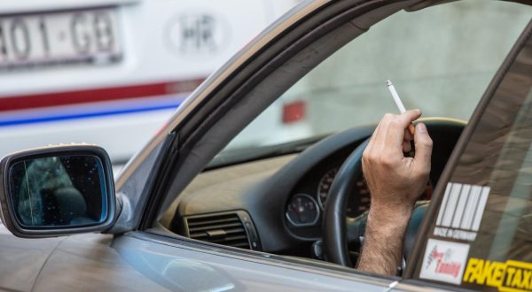 Pušenje cigareta tijekom vožnje 17.10.2018., Dubrovnik - Pusenje u voznji, rPhoto: Grgo Jelavic/PIXSELL