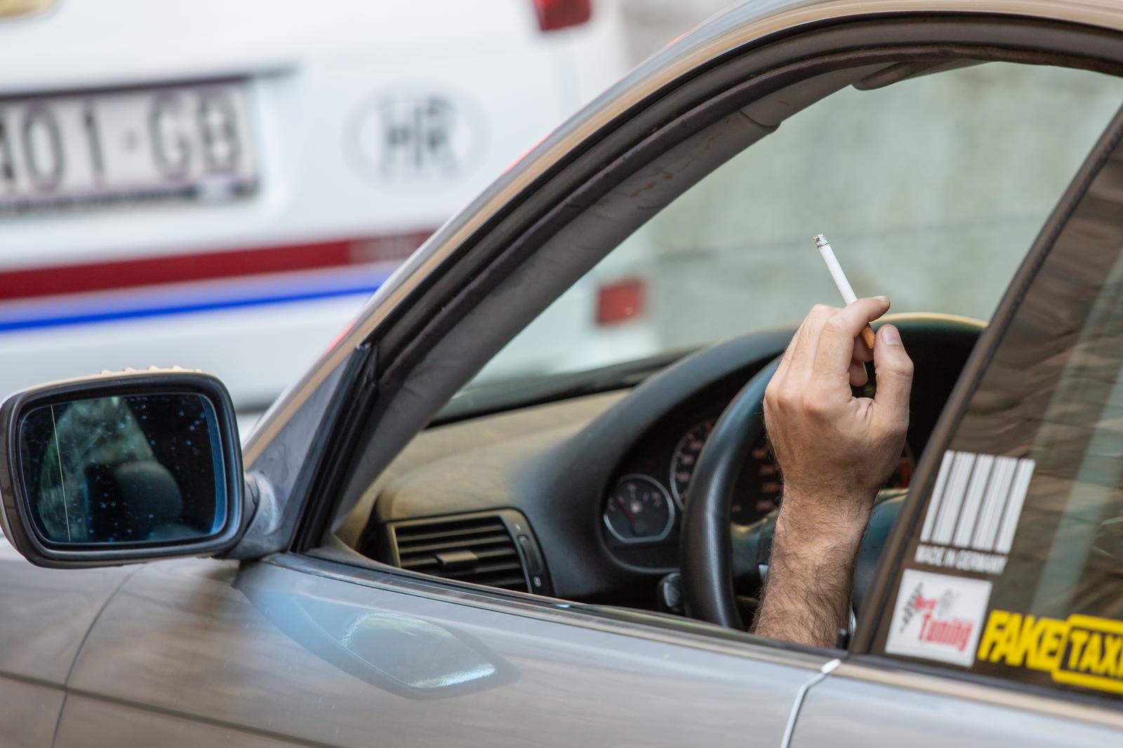 Pušenje cigareta tijekom vožnje 17.10.2018., Dubrovnik - Pusenje u voznji, rPhoto: Grgo Jelavic/PIXSELL