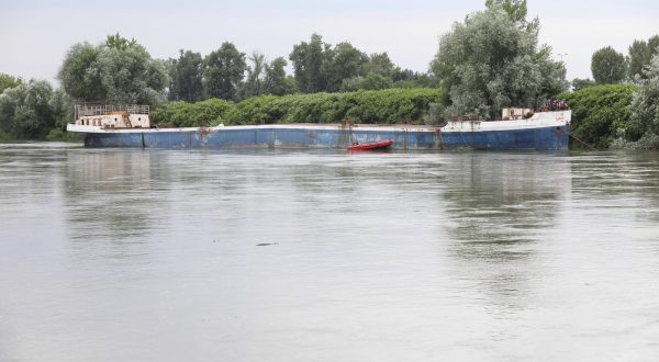 19.07.2021., Zagreb - Vatrogasci osiguravaju teglenicu na rijeci Savi koja se pomaknula. Photo: Marin Tironi/PIXSELL
