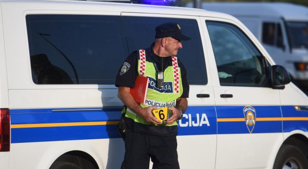 19.07.2023., Sibenik - Policijski sluzbenisi prometne policije obavljaju ocevid na mjestu prometne nesrece u kojoj su sudjelovali automobil i pjesak. Photo: Hrvoje Jelavic/PIXSELL