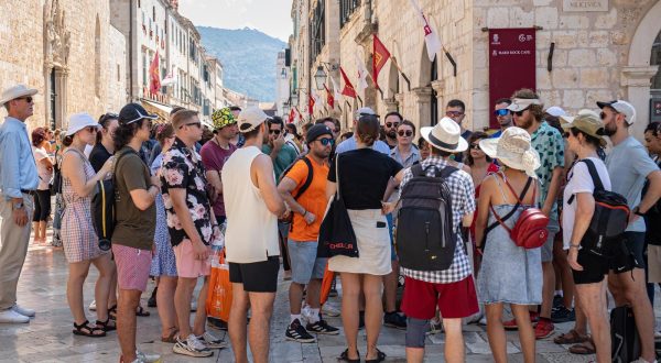 19.08.2023., Stara gradska jezgra, Dubrovnik - Turisti u gradu.   Photo: Grgo Jelavic/PIXSELL