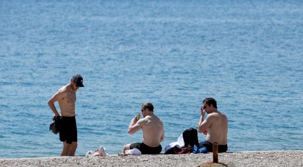 21.04.2023., Zadar - Zadrani i turisti uzivaju u suncanju na plazi. Photo: Sime Zelic/PIXSELL