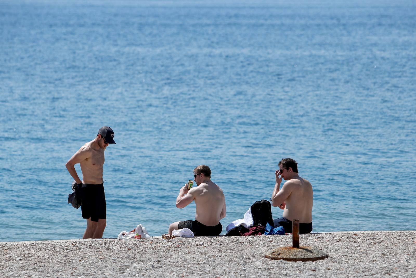 21.04.2023., Zadar - Zadrani i turisti uzivaju u suncanju na plazi. Photo: Sime Zelic/PIXSELL