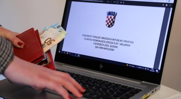 22.02.2023.,Zagreb, Ministarstvo financija objavilo je javni poziv za izdavanje obveznica koje su ponudjene gradjanima. Upis pocinje u srijedu i trajat ce tjedan dana u poslovnicama banaka koje sudjeluju u tom postupku. Najmanji ulog je 500 eura, a rok dospijeca dvije godine. Kamatna stopa je 3,25 posto. Prvim tzv. narodnim obveznicama u novijoj hrvatskoj povijesti Vlada zeli prikupiti milijardu eura Photo: Emica Elvedji/PIXSELL