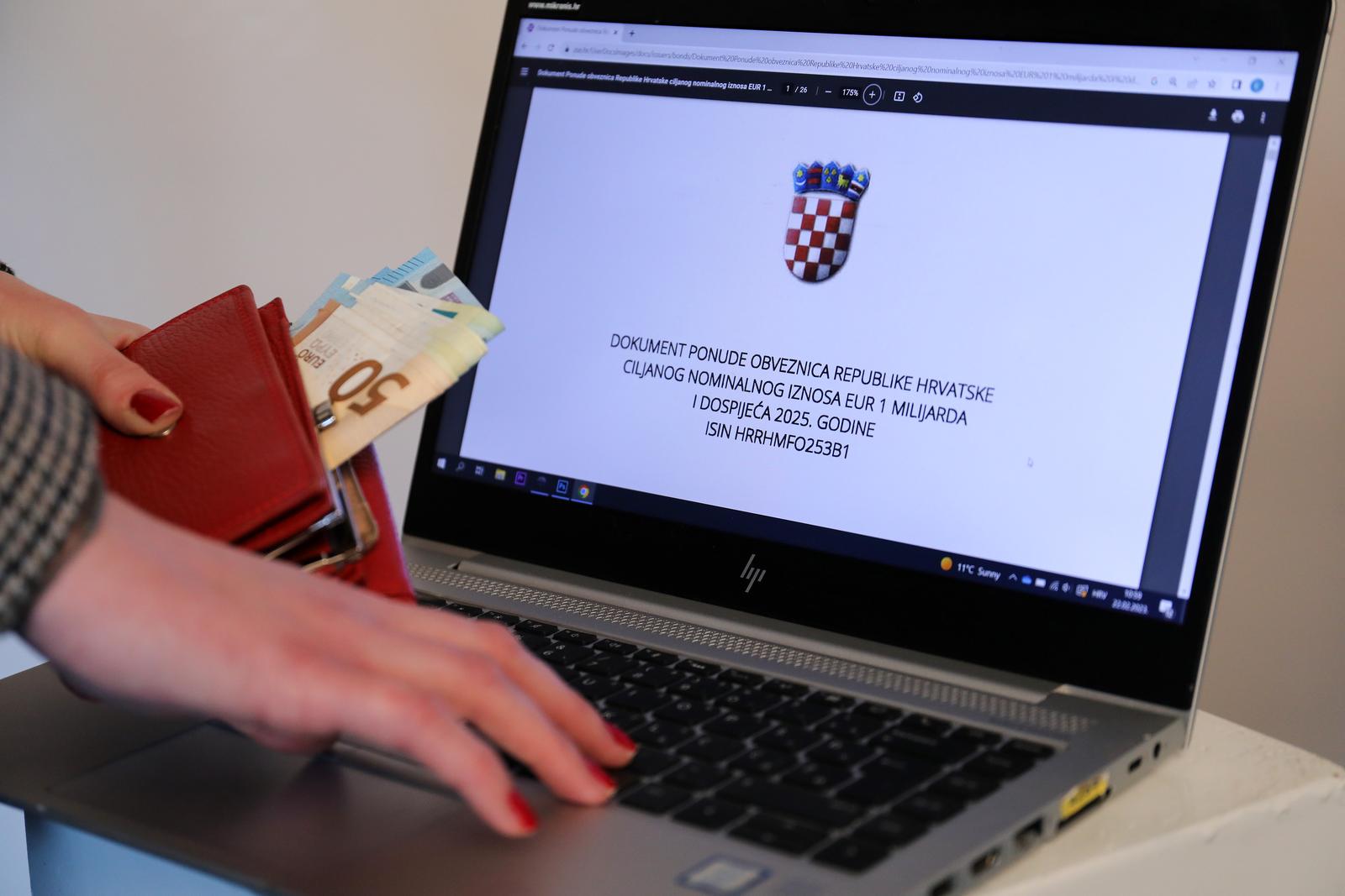 22.02.2023.,Zagreb, Ministarstvo financija objavilo je javni poziv za izdavanje obveznica koje su ponudjene gradjanima. Upis pocinje u srijedu i trajat ce tjedan dana u poslovnicama banaka koje sudjeluju u tom postupku. Najmanji ulog je 500 eura, a rok dospijeca dvije godine. Kamatna stopa je 3,25 posto. Prvim tzv. narodnim obveznicama u novijoj hrvatskoj povijesti Vlada zeli prikupiti milijardu eura Photo: Emica Elvedji/PIXSELL