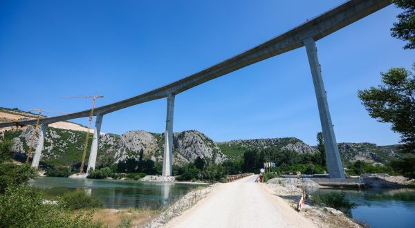 18.06.2023.,Capljina -  Jedan od najvisih mostova u regiji, most Pocitelj uskoro ce biti  spojen s lijevom obalom Neretve. Most Pocitelj visok je nesto vise od stotinu metara, dok njegova duzina iznosi 918 metara. Most ce imati dva vozna traka u svakom smjeru, te je projektiran za brzinu do 130 kilometara na sat. Specificnost ovog mosta je da se citava sirina raspona nalazi na jednostrukom nizu stupova, tj, kolnici nisu fizicki odvojeni. Most Pocitelj najveci je objekt na koridoru Vc. 


 Photo: Denis Kapetanovic/PIXSELL