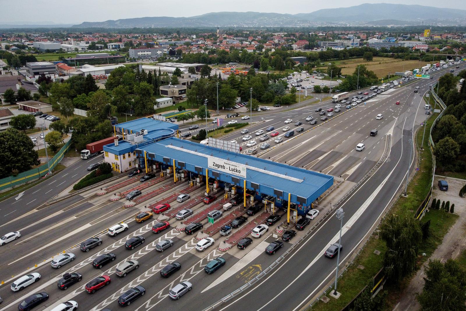 24.07.2023., Zagreb - Guzva na naplatnim kucicama Lucko u smjeru mora. Fotografije iz zraka. Photo: Igor Kralj/PIXSELL