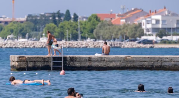 25.08.2023., Zadar - Zbog fekalnih izlijevanja u blizini gradske plaze Jadran kod Marexa, iz Upravnog odjela za prostorno uredjenje, zastitu okolisa i komunalne poslove Zadarske zupanije, izvjestili su javnost da je doslo do kratkotrajnog oneciscenja mora. Na navedenoj plazi se stoga do daljnjeg ne preporuca kupanje. Photo: Dino Stanin/PIXSELL