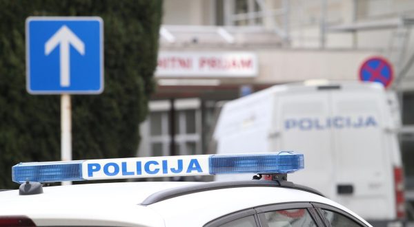 27.03.2020., Split - Policijska vozila ispred hitnog prijema KBC Split. "nPhoto: Ivo Cagalj/PIXSELL