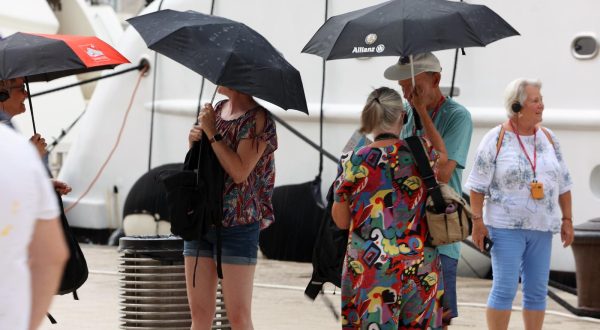 28.08.2023., Trogir -Prve naznake pogorsanja vremena, velika plima i lagana kisa iznenadila je turiste na trogirskoj rivi. Photo: Ivana Ivanovic/PIXSELL