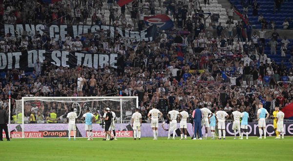 Anthony Lopes et tous ses coÃ quipiers devant le Kop sud lyon FOOTBALL: Olympique Lyonnais vs Paris Saint-Germain - Ligue 1 - 03/09/2023 FredericChambert/Panoramic PUBLICATIONxNOTxINxFRAxBEL