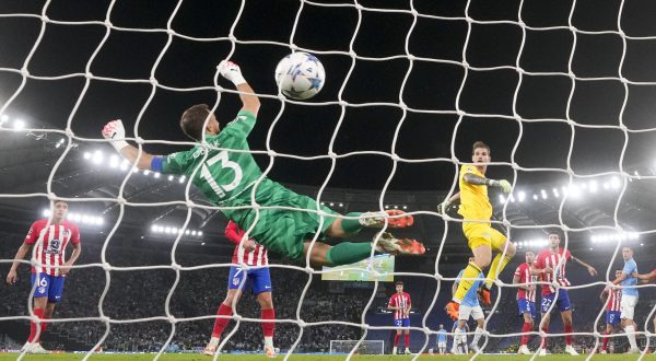 Lazio's goalkeeper Ivan Provedel, right, scores his side's opening goal during a Champions League group E soccer match between Lazio and Atletico Madrid, at Rome's Olympic Stadium, Tuesday, Sept. 19, 2023. (AP Photo/Andrew Medichini)