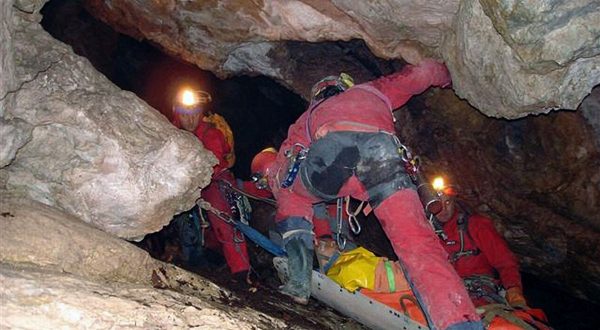 Zagreb, 17.07.2011 - Arhivska fotografija od 21.10.2006. godine prikazuje pripadnike Hrvatske gorske slube spaavanja tijekom vjebe izvlaèenja ozlijeðene osobe iz pilje. Na junom Velebitu u jami Kita Gaæeina na 300 metara dubine danas je pozlilo jednom speleologu koji je pao u komu, izvijestila je poslijepodne Hrvatske gorska sluba spaavanja (HGSS) koja je pokrenula akciju spaavanja. 
foto FaH/ HGSS/ ds