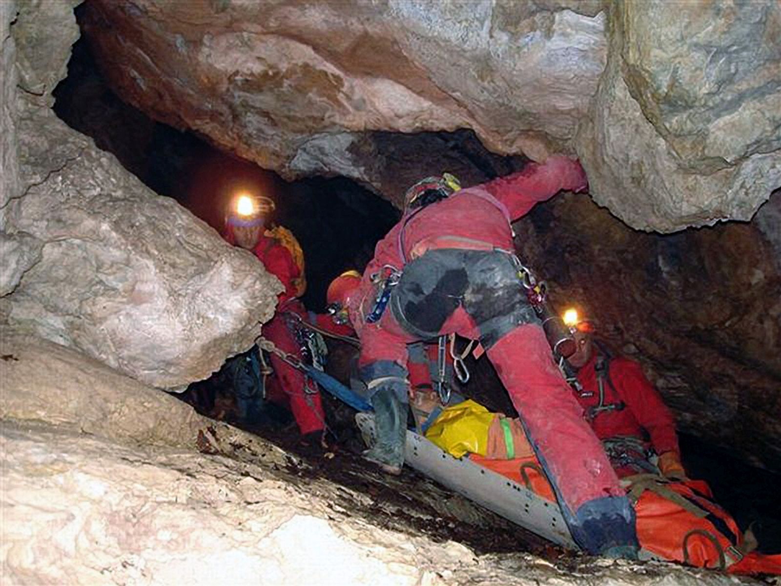 Zagreb, 17.07.2011 - Arhivska fotografija od 21.10.2006. godine prikazuje pripadnike Hrvatske gorske slube spaavanja tijekom vjebe izvlaèenja ozlijeðene osobe iz pilje. Na junom Velebitu u jami Kita Gaæeina na 300 metara dubine danas je pozlilo jednom speleologu koji je pao u komu, izvijestila je poslijepodne Hrvatske gorska sluba spaavanja (HGSS) koja je pokrenula akciju spaavanja. 
foto FaH/ HGSS/ ds