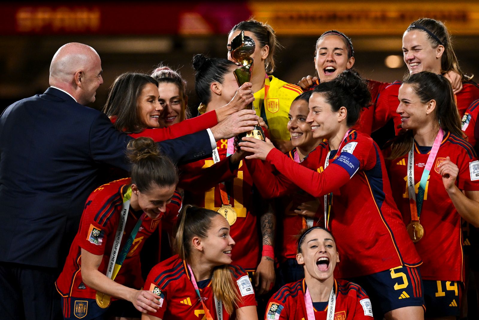 epa10809845 FIFA President Gianni Infantino and Queen Letizia of Spain hand the Winner’s trophy to Ivana Andres of Spain after winning the FIFA Women's World Cup 2023 Final soccer match between Spain and England at Stadium Australia in Sydney, Australia, 20 August 2023.  EPA/DEAN LEWINS  AUSTRALIA AND NEW ZEALAND OUT