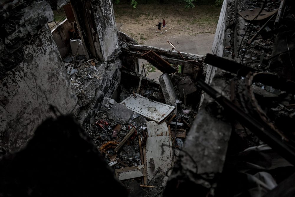 epaselect epa10834570 People walk past a damaged building in the Northern Saltivka district of Kharkiv, Ukraine, 01 September 2023. Russian troops entered Ukraine in February 2022 starting a conflict that has provoked destruction and a humanitarian crisis.  EPA/OLEG PETRASYUK