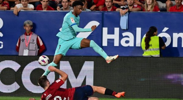 epa10838642 FC Barcelona's Balde (up) in action against Osasuna's Jesus Areso during the Spanish LaLiga soccer match between CA Osasuna and FC Barcelona, in Pamplona, northern Spain, 03 September 2023.  EPA/JESUS DIGES
