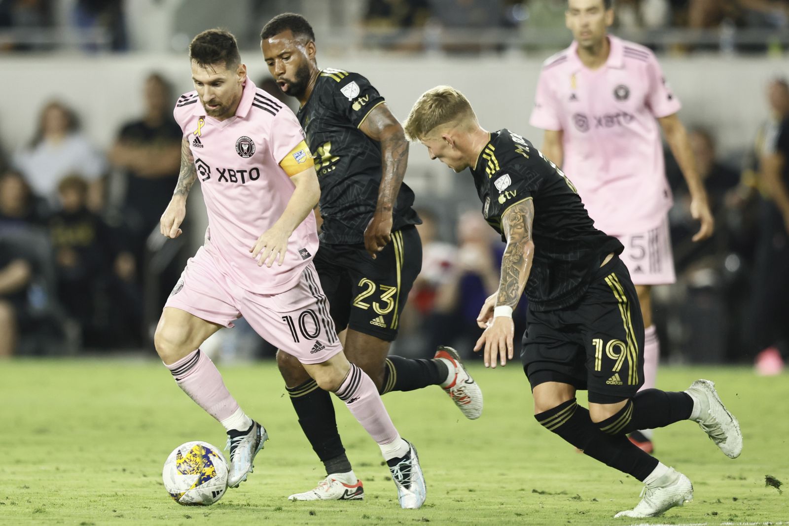 epa10839099 Lionel Messi (L) of Inter Miami FC in action against Kellyn Acosta (C) and Mateusz Bogusz (R) of LAFC during the MLS soccer match between LAFC and Inter Miami FC at BMO Stadium in Los Angeles, California, USA, 03 September 2023.  EPA/ETIENNE LAURENT