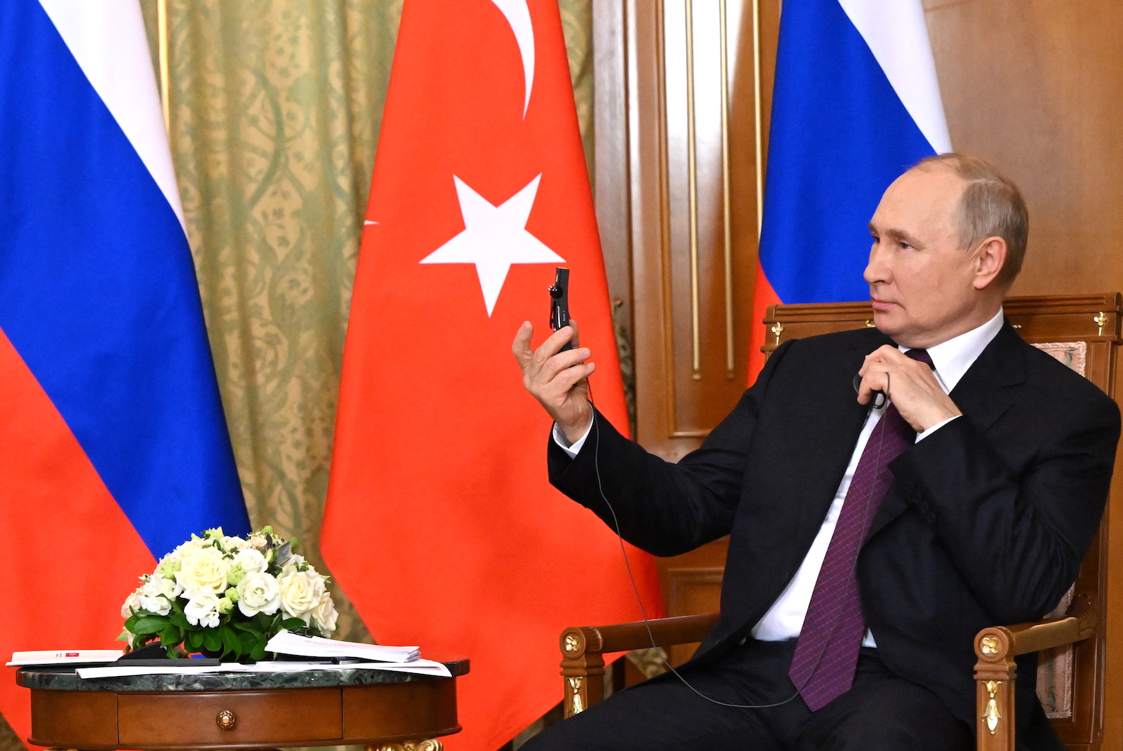 epa10839660 Russian President Vladimir Putin meets Turkey's president in Sochi, Russia, 04 September 2023. Putin said that Russia is open to negotiations on the 'grain deal'.  EPA/MIKHAEL KLIMENTYEV/SPUTNIK/KREMLIN POOL MANDATORY CREDIT