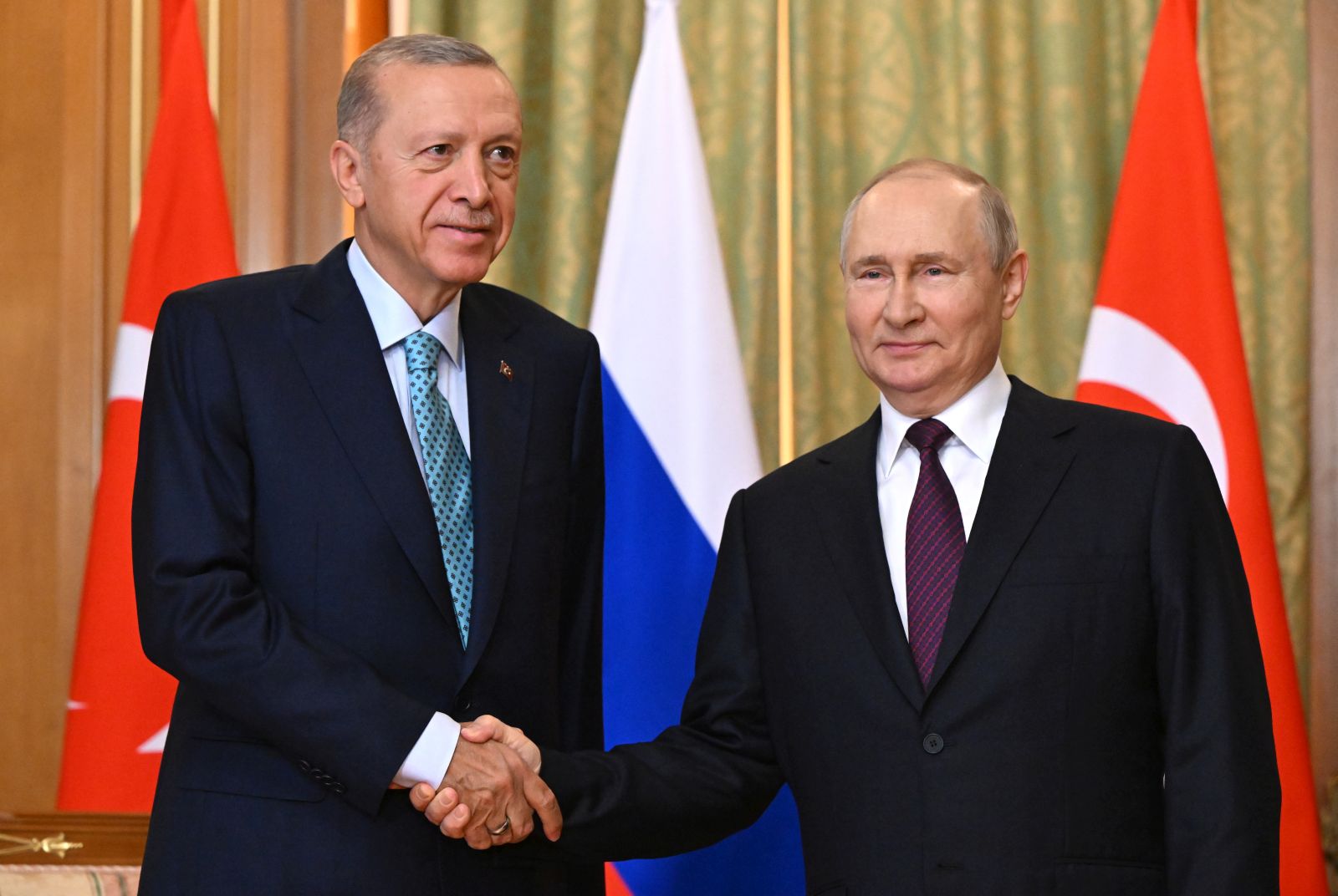epa10839658 Russian President Vladimir Putin (R) and Turkey's President Recep Tayyip Erdogan (L) shake hands during their meeting in Sochi, Russia, 04 September 2023. Putin said that Russia is open to negotiations on the 'grain deal'.  EPA/MIKHAEL KLIMENTYEV/SPUTNIK/KREMLIN POOL MANDATORY CREDIT