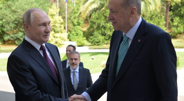 epa10839844 Russian President Vladimir Putin (L) welcomes Turkey's President Recep Tayyip Erdogan (R) prior to their meeting in Sochi, Russia, 04 September 2023. Putin said that Russia is open to negotiations on the 'grain deal'.  EPA/ALEKSEY NIKOLSKYI/SPUTNIK/KREMLIN POOL MANDATORY CREDIT