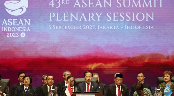 epa10841054 Indonesian President Joko Widodo (C) delivers remarks during a plenary session of the 43rd Association of Southeast Asian Nations (ASEAN) Summit in Jakarta, Indonesia, 05 September 2023. Indonesia will host the 43rd ASEAN Summit and related summits on 05 to 07 September 2023.  EPA/WILLY KURNIAWAN / POOL
