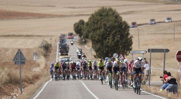 epa10844152 The pack of riders in action during the eleventh stage of the Vuelta a Espana, a 163.2 km cycling race from Lerma to La Laguna Negra Vinuesa, Spain, 06 September 2023.  EPA/Manuel Bruque