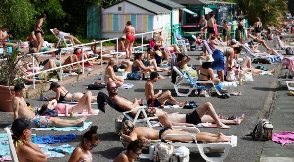 epa10844221 Sun bathers at Brockwell Lido in London, Britain, 06 September 2023.The late Indian summer has brought the hottest day of the year to the UK with temperatures exceeding 32 degrees Celsius.  EPA/ANDY RAIN