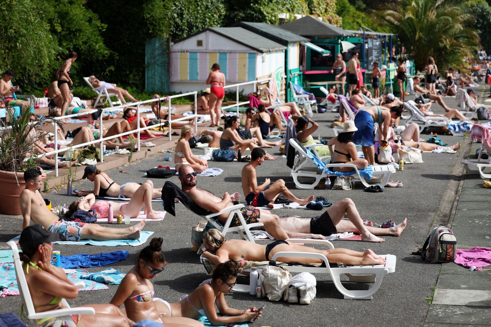epa10844221 Sun bathers at Brockwell Lido in London, Britain, 06 September 2023.The late Indian summer has brought the hottest day of the year to the UK with temperatures exceeding 32 degrees Celsius.  EPA/ANDY RAIN