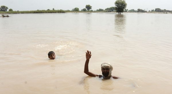 epa10846251 People move from flood-affected areas to higher grounds as high-level flood persists along the Sutlej River, near Lodhran, in Lodhran district, Pakistan, 07 September 2023. Heavy rainfall and flooding has again affected Pakistan since 01 September, leaving more than 390,000 individuals displaced in flood affected areas and mostly in Punjab, since the start of the monsoon season according to the Directorate-General for European Civil Protection and Humanitarian Aid Operations (ECHO). The province faces the largest flood in 35 years along the Sutlej River, caused by water discharge upstream from neighboring India, provincial Relief Commissioner Nabeel Javed said.  EPA/FASIL KAREEM