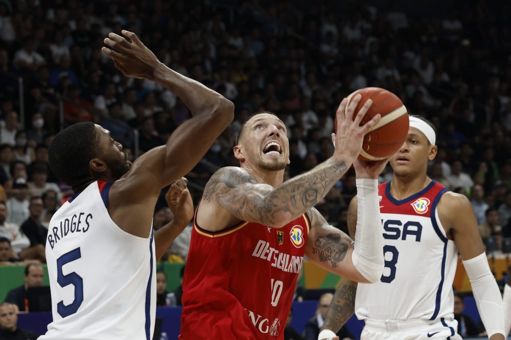 epa10848347 Daniel Theis of Germany (C) in action against Mikal Bridges of the USA (L) during the FIBA Basketball World Cup 2023 semi final match between USA and Germany at the Mall of Asia in Manila, Philippines, 08 September 2023.  EPA/ROLEX DELA PENA