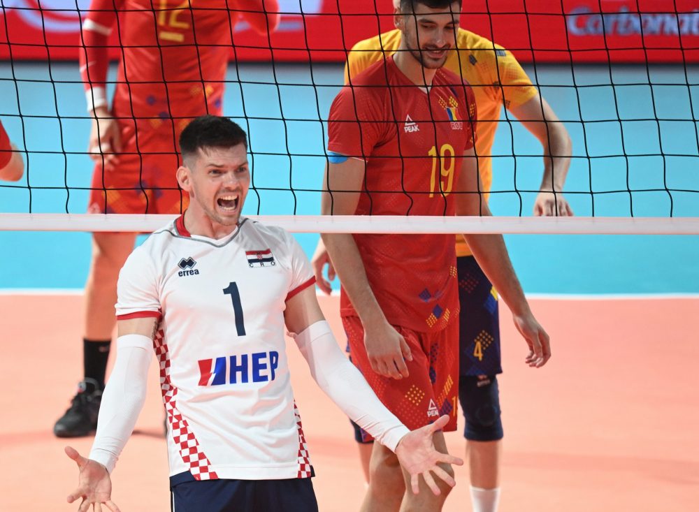 epa10848687 Tsimafei Zhukouski of Croatia reacts during the EuroVolley Men 2023 round of 16 match between Croatia and Romania in Varna, Bulgaria, 08 September 2023.  EPA/VASSIL DONEV