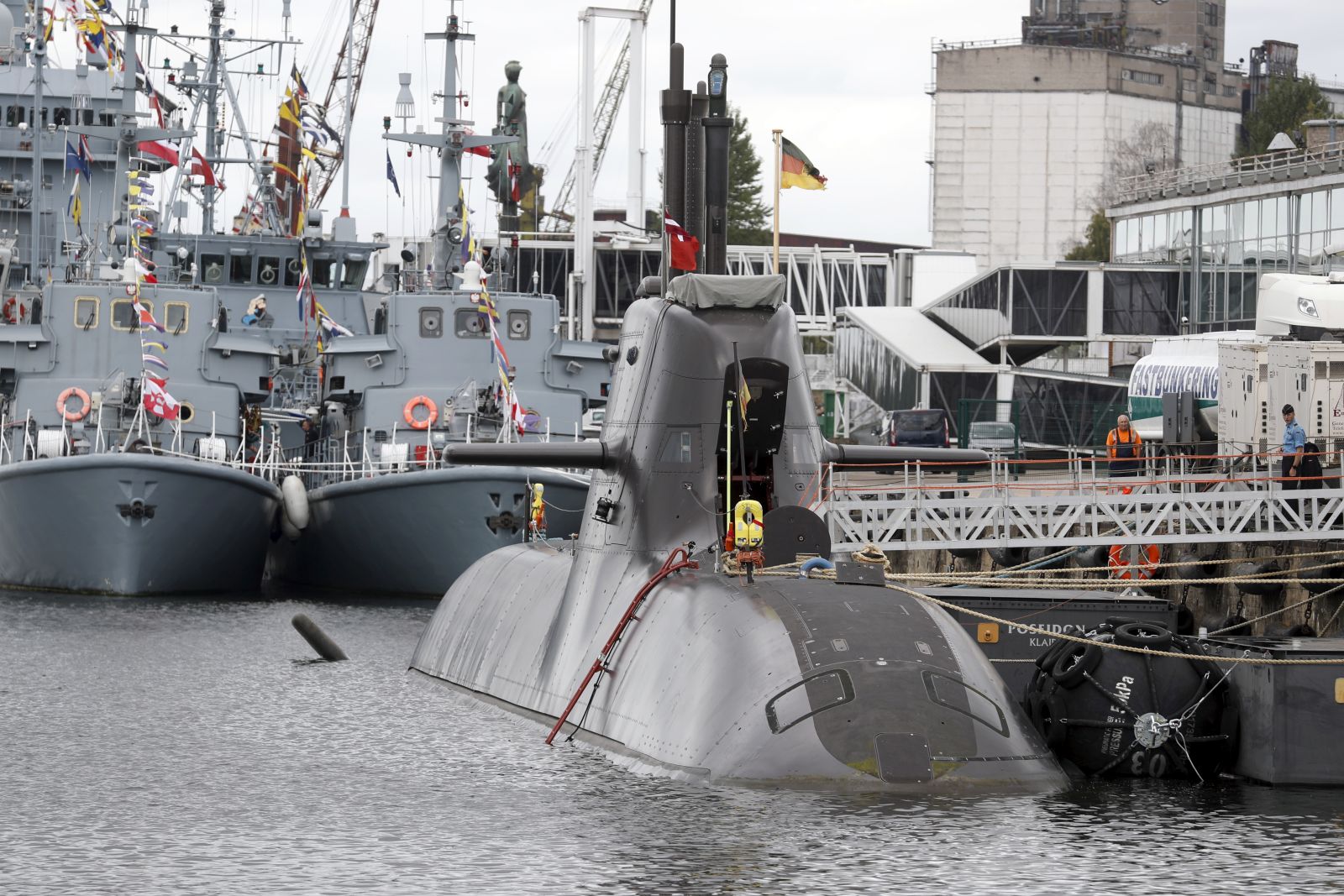 epa10848711 German Navy submarine U36 (front), frigates Hamburg and Hessen (L) are seen during a press conference about exercise Northern Coasts 2023 at German Navy frigate Hamburg in Riga, Latvia, 08 September 2023. This year's maritime exercise Northern Coasts (NOCO), one of the most important multinational exercises to strengthen cooperation between Germany's naval forces and its partners in the Baltic Sea region, will take place from 09 to 23 September, while the German Navy will be responsible for planning and conducting the exercise this year, according to a press statement.  EPA/TOMS KALNINS