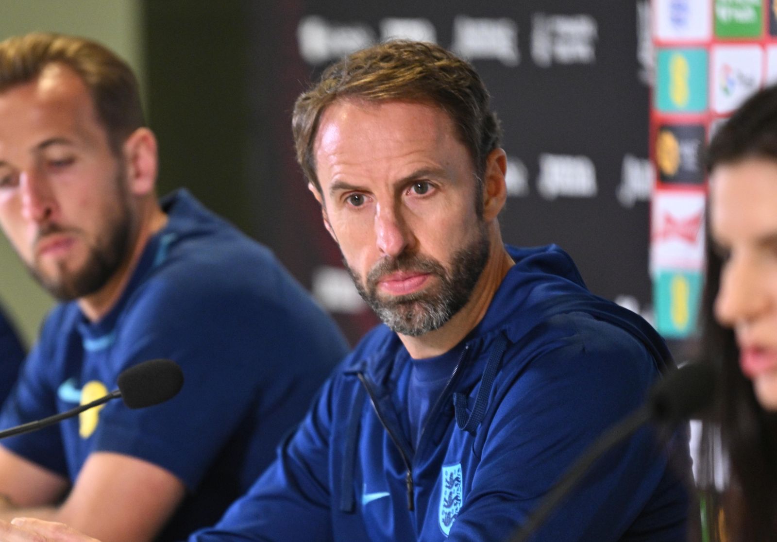 epa10849032 English national soccer team head coach Gareth Southgate (C-R) and his player Harry Kane (C-L) attends a press conference in Wroclaw, Poland 08 September 2023. England will face Ukraine in the UEFA EURO 2024 qualifying match on 09 September in Wroclaw.  EPA/Maciej Kulczynski POLAND OUT
