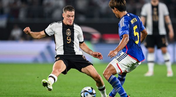 epa10851276 Germany's Florian Wirtz (L) in action against Japan's Hidemasa Morita during the friendly soccer match between Germany and Japan in Wolfsburg, Germany, 09 September 2023.  EPA/FILIP SINGER