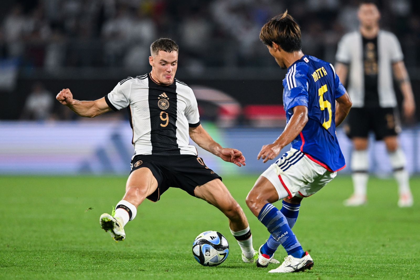 epa10851276 Germany's Florian Wirtz (L) in action against Japan's Hidemasa Morita during the friendly soccer match between Germany and Japan in Wolfsburg, Germany, 09 September 2023.  EPA/FILIP SINGER